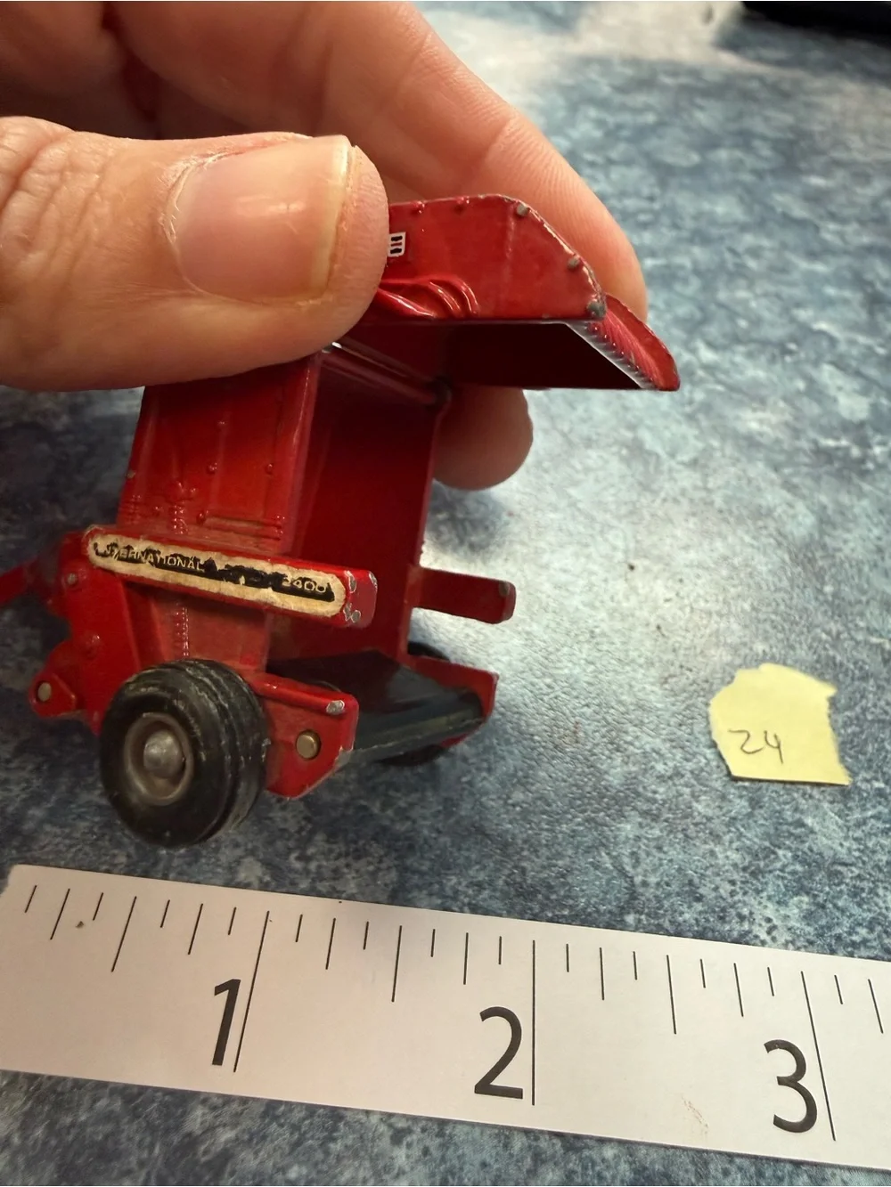 Vintage ERTL 1/64 International Harvester 6388 2+2 Tractor with Round Baler